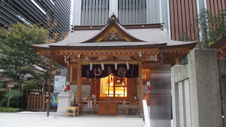 浮世小路を入ったところにあります。