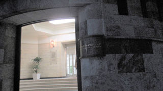 今も昔も三菱倉庫の本社があります。