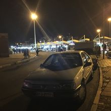 夜のアザーディー広場。大混雑