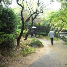 建物の周りに庭園があります。