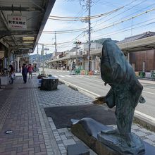 ねずみ男のブロンズ像。