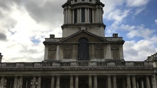 左右対称に並んだドームが美しい