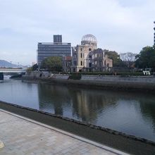 平和公園の対岸にある原爆ドーム