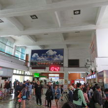 賑やかな駅舎内