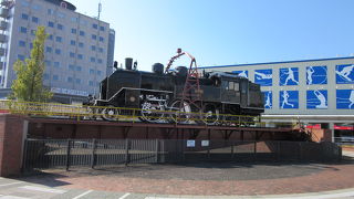 転車台に乗せられたC11の40号機が展示されています