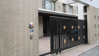 薄いブラウン色建物で落ち着いた雰囲気で見ごたえあります。