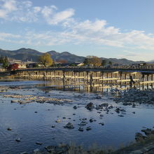 朝の渡月橋と大堰川