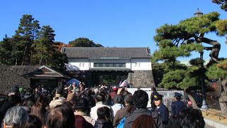 秋の皇居乾通り一般公開の際に渡りました