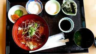 ランチのまぐろ漬け丼がおすすめ