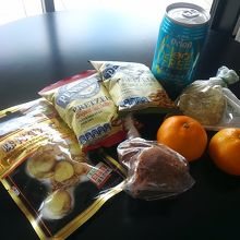 手前の真ん中がモカ味のサーターアンダギー