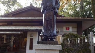 端正な学者のようなお顔の銅像。