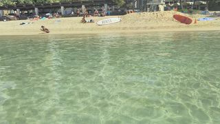 波が穏やかで水は透明