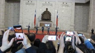 衛兵のかかとを踏む音が印象的