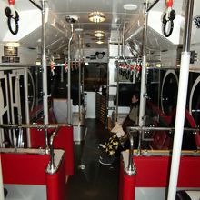 車内の様子。吊り革がミッキー！