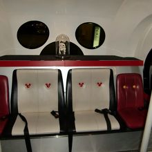 座席や後部の窓もミッキー！！