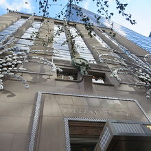 外壁に大きなネックレスがあしらわれています