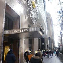 隣りのトランプタワー前も賑わっています