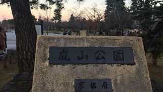 渡月橋を眺めながらのんびりできます。