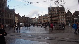 聖ミヒエル橋のすぐ東側の広場