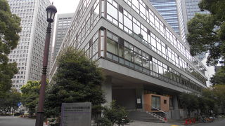 三角形のお洒落な図書館