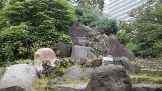 テニスコートの近くにある低い山