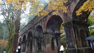 紅葉と水路閣が相まっていとても美しかった。