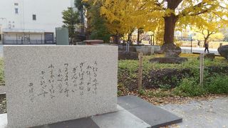 『かなりあ』の歌詞が刻まれています