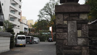 奥にある建物が面白いです