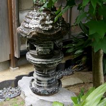 京都の陶工・清水六兵衛作の陶製の灯籠