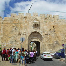 聖ステパノ門前景。悲しヴィア・ドロローサ参加集団。