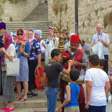 聖ステパノ門前景。水売りとヴィア・ドロローサ参加集団。