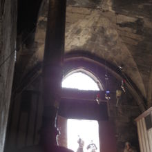 マリアの墓の教会。ドア内側。門番のお爺さん。