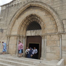 マリアの墓の教会出入口。