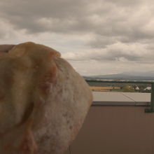 北西の丘から旭岳を眺めながら食べたパン
