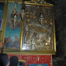 マリアの墓の教会内部。イコンなどが沢山あります。