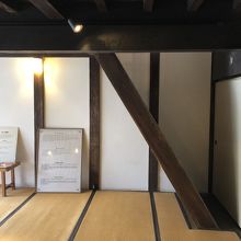 恐ろしく急な階段