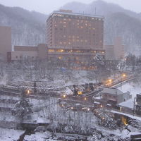 大きな窓からは渓谷や温泉街が一望