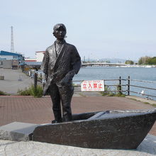 海沿いの公園にあります。