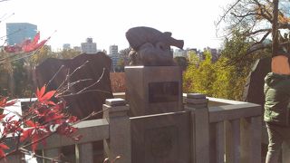 文字通りフグがのっている石碑