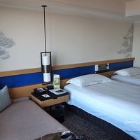 和洋ルーム。小田原提灯風の照明やクロマツの壁紙が素敵。