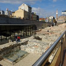 ツム・デパート前の路上から見下ろしたセルディカの遺跡。