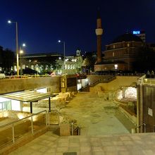 階段があちこちにあり、自由に下りて見学・通り抜けが出来ます。