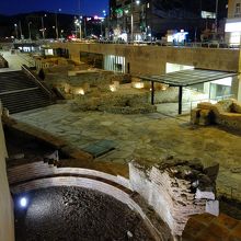 路上から見下ろすと、古代の街の区画割りがよく分かります。