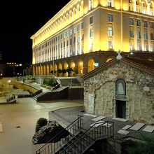 聖ペトカ地下教会はセルディカの遺跡より一段高い場所にあります