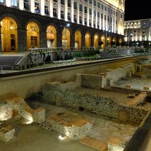 夜に見たセルディカの遺跡とツム・デパート。