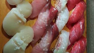 築地で寿司を食す