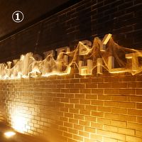 蜘蛛の巣が張ったように見えるのは、ハロウィンの飾りつけ