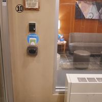 一つ目のドアを入って左のこれにルームカードを付けて解除。