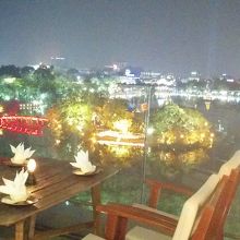 赤い太鼓橋は渡れますがその先は有料施設です。