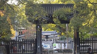 御苑の南西の門。